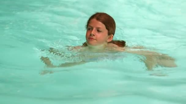 Retrato Uma Ginger Haired Girl Nadando Piscina Conceito Férias Verão — Vídeo de Stock