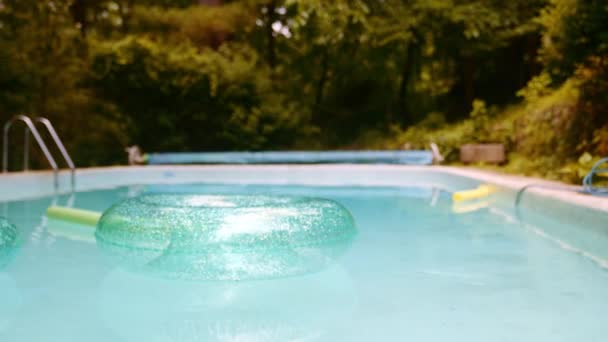 Boş Bir Yüzme Havuzunun Yüzeyinde Parlak Şişme Daire Yüzme Havuzu — Stok video