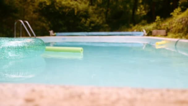 Cercle Gonflable Brillant Flotteing Sur Surface Eau Une Piscine Vide — Video