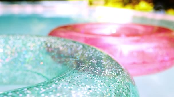 Close Shiny Inflatable Circles Floating Water Surface Empty Swimming Pool — Stockvideo