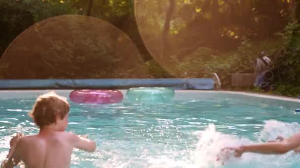 Zwei Jungen Und Mädchen Vergnügen Sich Pool Sie Sich Gegenseitig — Stockvideo