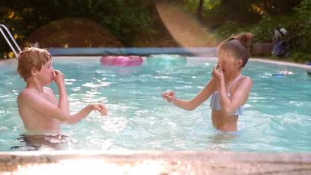 Doi Copii Blond Haired Baiat Fata Par Ghimbir Distreaza Piscina — Videoclip de stoc