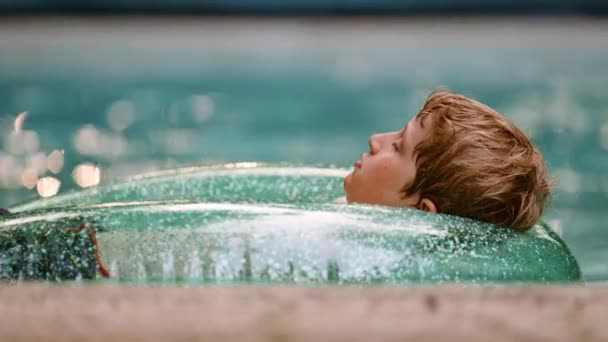 Портрет Мальчика Лежащего Надувном Круге Плавающего Бассейне Летние Каникулы Slow — стоковое видео