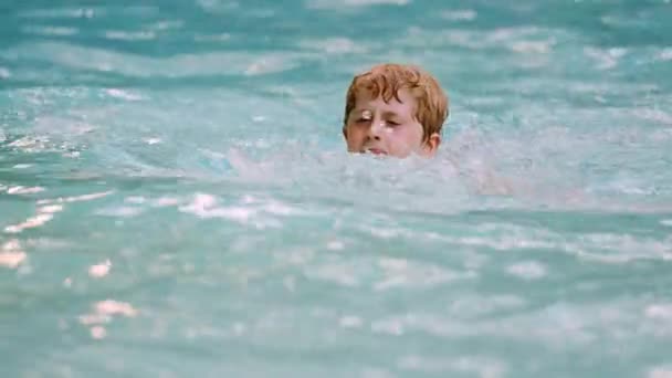 Retrato Menino Nadando Piscina Direção Círculo Inflável Conceito Férias Verão — Vídeo de Stock