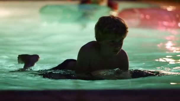 Boy Having Fun Floating Board Pool Evening Summer Vacation Concept — Vídeo de stock