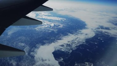 Kuzey Kutbu ve Atlantik Okyanuslarıyla çevrili Grönland uçağından çekilen geniş açılı eğik açı.