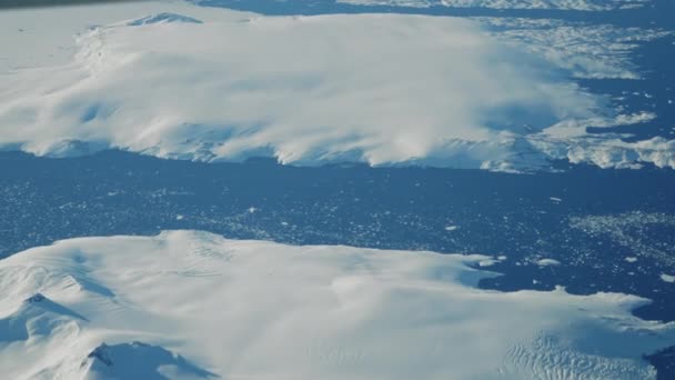 Wide View Plane Icy Coastline Blue Ocean Greenland — Video Stock