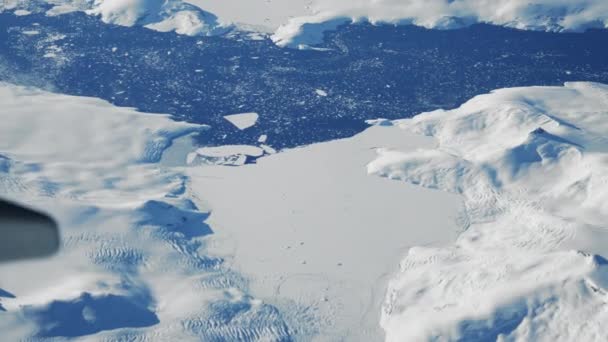 Wide View Plane Icy Coastline Blue Ocean Greenland — Vídeo de Stock