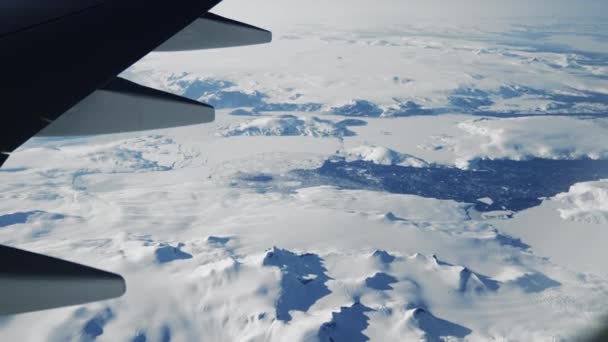Weitwinkelblick Aus Dem Flugzeug Schnee Und Eis Bedecken Grönland — Stockvideo