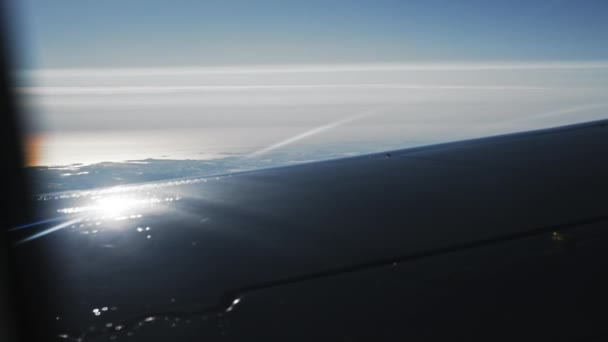 Weitwinkelaufnahme Aus Dem Flugzeug Über Den Tiefblauen Ozean Zur Weißen — Stockvideo