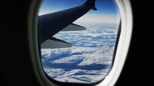 Weitwinkelblick Aus Dem Flugzeugfenster Schnee Und Eis Bedecken Grönland Mit — Stockvideo