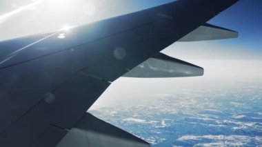 Kar ve buzla kaplı Grönland 'dan kanatlı uçaktan geniş açılı görüş.