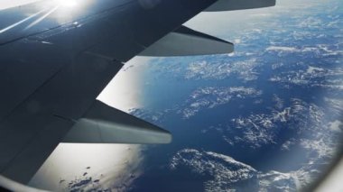 Grönland ve mavi denizlerin buzla kaplı olduğu kanatlı uçaktan geniş açılı görüş.