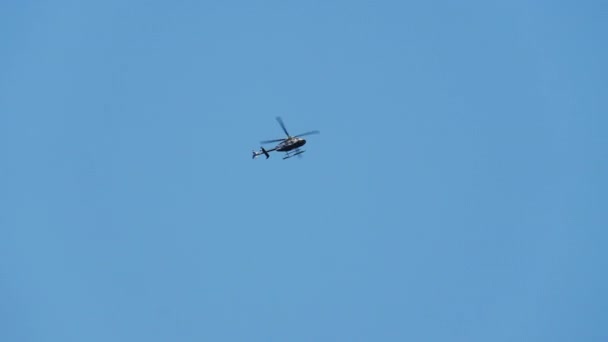 Vue Bas Vers Haut Hélicoptère Déplace Haut Dans Ciel Bleu — Video