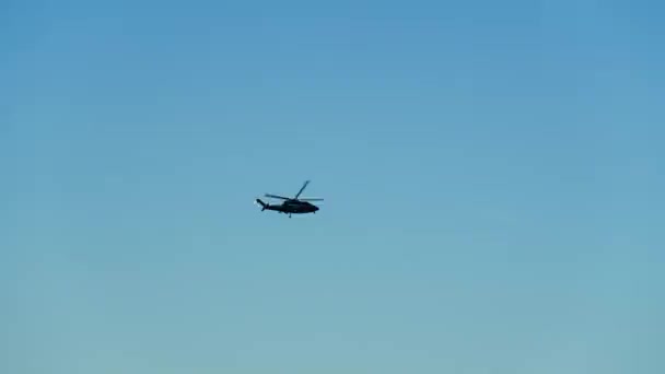 Bottom View Helicopter Climbing Blue Sky Bright Day Camera Tracking — Vídeos de Stock