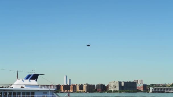 Wide Bottom View Helicopter Flies Sky City New York Camera — Vídeo de Stock