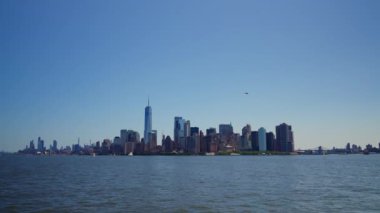 New York şehir merkezinden Skyline Panorama. Helikopter gökyüzünde uçuyor. Güney Nehri 'nden Görünüm