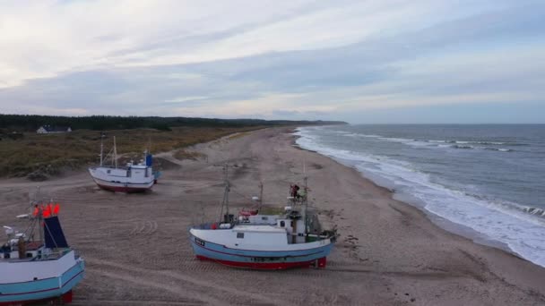 Sobre Barcos Pesca Ashore Uma Praia Areia Dia Nublado Dolly — Vídeo de Stock