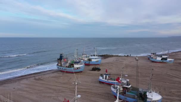 Barcos Aéreos Sobre Pesca Pie Ashore Una Playa Arena Día — Vídeos de Stock