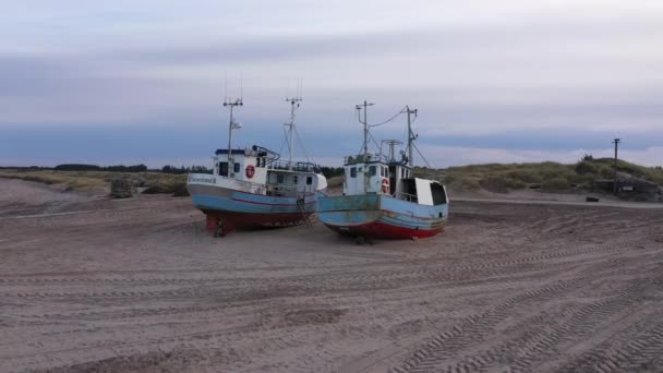 Einem Bewölkten Tag Stehen Fischerboote Einem Sandstrand Land Dolly Geringer — Stockvideo