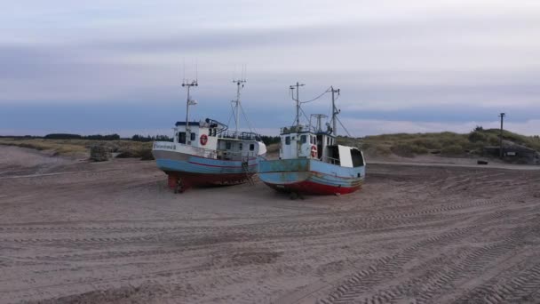 Bulutlu Bir Günde Kumsalda Ashore Dikilen Balıkçı Tekneleri Düşük Irtifa — Stok video