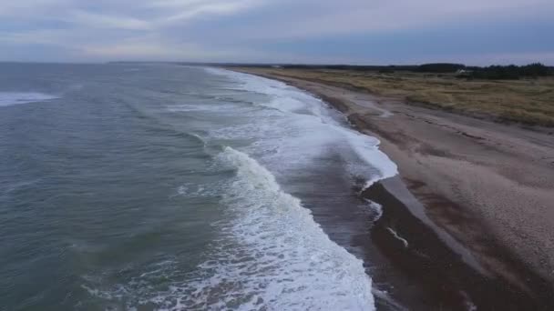 Üst Sınıf Gününde Deniz Üstünden Hava Dalgalar Sahile Çarpıyor Dolly — Stok video