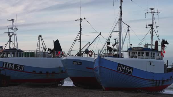 Barcos Pesca Pie Ashore Una Playa Arena Día Nublado Cámara — Vídeo de stock