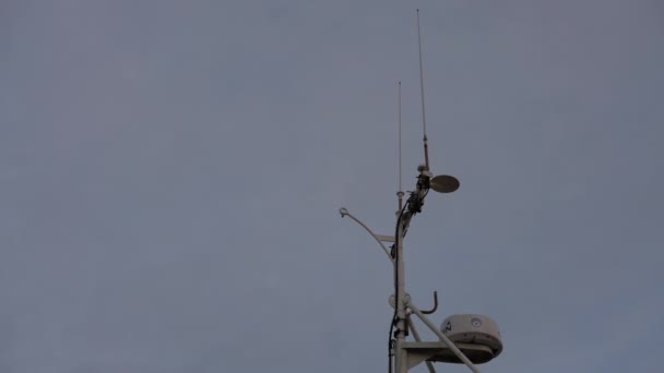 Close Widok Dołu Antenę Radar Nawigacyjny Statku Rybackiego — Wideo stockowe
