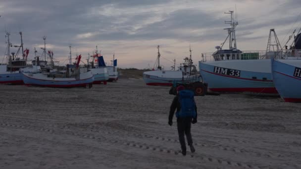 Tourist Walking Fishing Boats Standing Ashore Sandy Beach Overcast Day — Stock videók