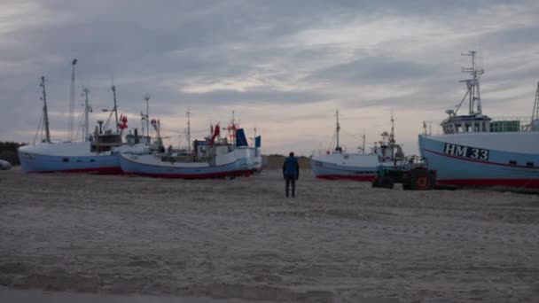 Tourist Standing Front Fishing Boats Sandy Beach Overcast Day Handheld — Video