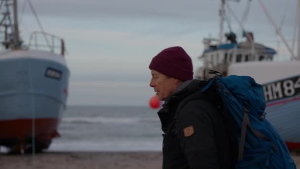 Bokeh Portré Egy Turistasétáltatás Mentén Horgászhajók Áll Parton Egy Sandy — Stock videók