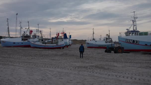 Tourist Standing Front Fishing Boats Sandy Beach Overcast Day Camera — Stockvideo