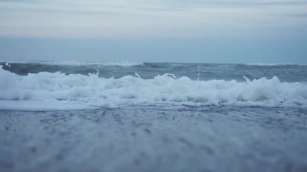 Морские Волны Разбиваются Берегу Морской Пейзаж Пасмурный День Крупный План — стоковое видео