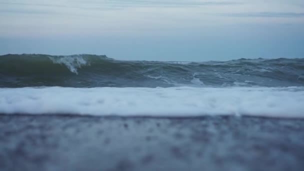 Sea Waves Crashing Shore Seascape Overcast Day Close Slow Motion — 비디오