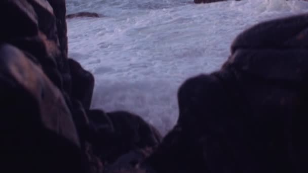 Medium Handheld Tilt Slow Motion Shot Waves Crashing Rocks Coastline — Vídeo de stock