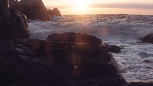 Medium Handheld Slow Motion Shot Waves Crashing Rocks Coastline Setting — Vídeo de stock