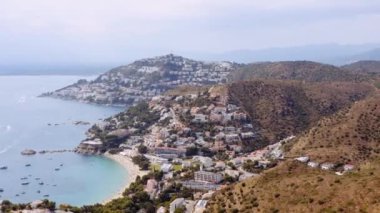 İspanya 'nın ünlü Akdeniz kenti Roses' ın hava manzarası. Harika bir deniz manzarası. Pamoramik geniş açı. Kamera Uzaklaşıyor