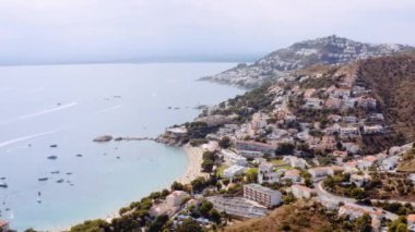 İspanya 'nın ünlü Akdeniz kenti Roses' ın hava manzarası. Harika bir deniz manzarası. Pamoramik geniş açı. Kamera Sola Taşır