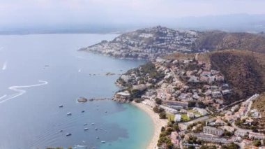 İspanya 'nın ünlü Akdeniz kenti Roses' ın hava manzarası. Harika bir deniz manzarası. Pamoramik Geniş Görüntü