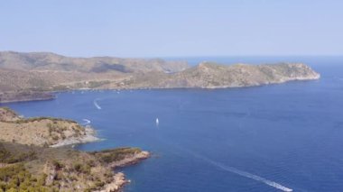 İspanya 'nın Akdeniz kıyısındaki Güller Kasabası yakınlarındaki Yachts' lı Dağlar ve Denizler Havalimanı. Harika bir deniz manzarası. Geniş Ekran Görüntüsü