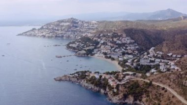 İspanya 'nın ünlü Akdeniz kenti Roses' ın hava manzarası. Harika bir deniz manzarası. Pamoramik geniş açı. Kamera Sağa Taşır