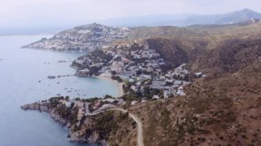 İspanya 'nın ünlü Akdeniz kenti Roses' ın hava manzarası. Harika bir deniz manzarası. Pamoramik Ekran Görüntüsü