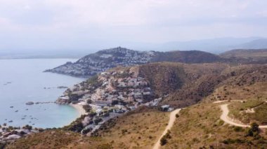 İspanya 'nın ünlü Akdeniz kenti Roses' ın hava manzarası. Harika bir deniz manzarası. Pamoramik geniş açı. Kamera Sola Taşır