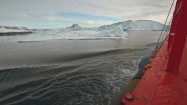 Buzdağları, Grönland 'da Denizde Yürüyen Tekneden Geniş Yavaş Çekim