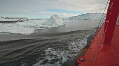 Buzdağları, Grönland 'da Denizde Yürüyen Tekneden Geniş Yavaş Çekim