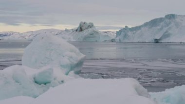 Sakin Deniz 'deki Buzdağlarının Yavaş Çekimi, Grönland