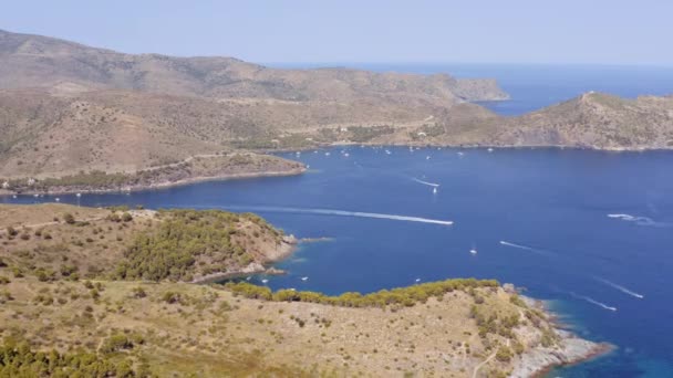 Aerial Mountains Sea Yachts Blisko Śródziemnomorskiego Miasta Róż Hiszpania Niesamowita — Wideo stockowe
