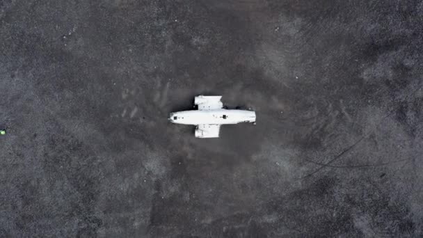 Обломки Брошенного Самолета Черном Пляже Солхеймасандур Исландии Камера Уменьшается — стоковое видео