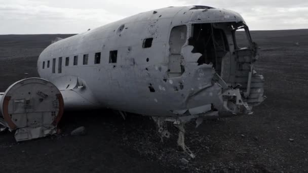 Снимок Крупным Планом Заброшенного Разбитого Самолета Пляже Черного Песка Solheimasandur — стоковое видео
