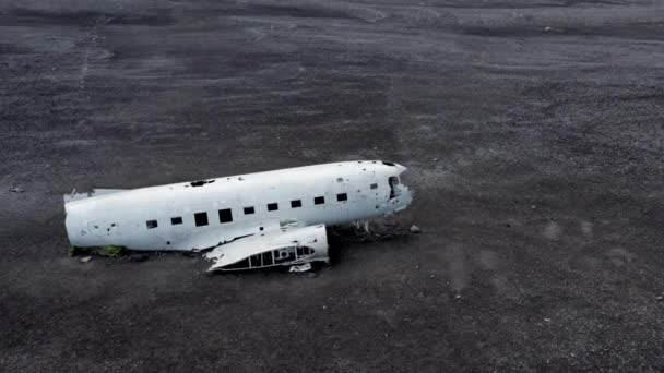 Aerial Orbital Shot Abandoned Crashed Plane Wreckage Black Sand Beach — Vídeos de Stock